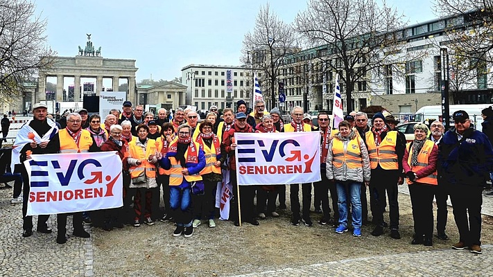 Inflationsausgleich für Rentner:innen: OV Freiburg auf Demo Berlin