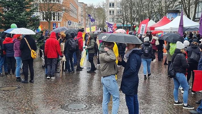 § 218 Schwangerschaftsabbruch legalisieren - Demos in Berlin und Karlsruhe