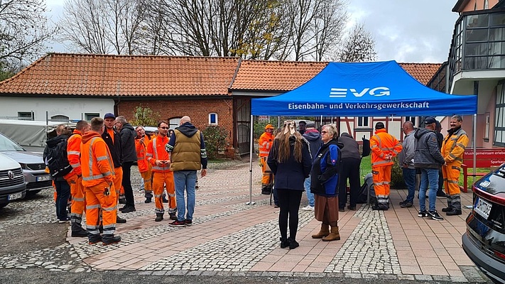 Teil-Betriebsversammlung und Blitzaktion bei DB InfraGO Halle