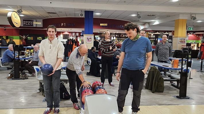 Weihnachts-Bowling der DB Fahrwegdienste Leipzig: Teamgeist, Austausch - und ein neues Mitglied