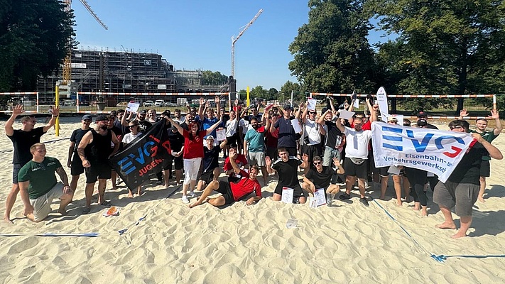 Gemeinsam lernen, gemeinsam fighten! Beachvolleyballturnier der Nachwuchskräfte